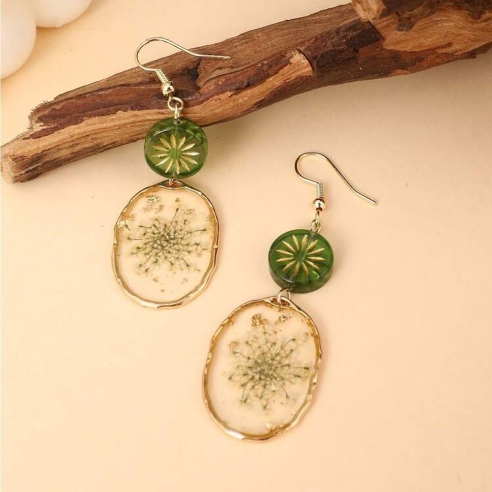 Elegant Green and Gold Dangle Earrings R158